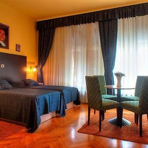 Standard Zimmer mit Kingsize-Bett
